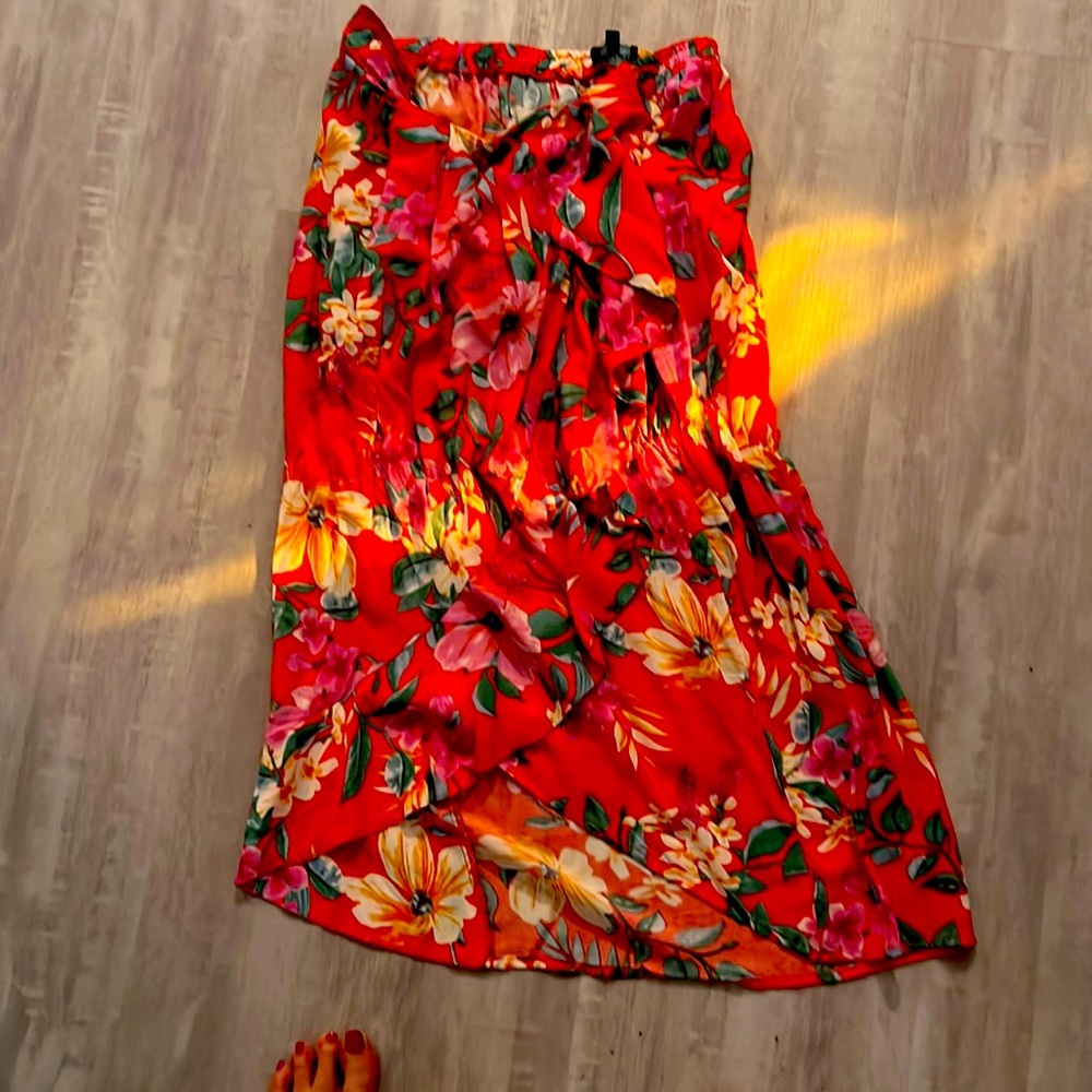 Pretty red flowered skirt size m